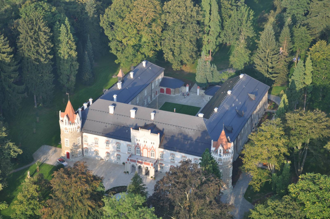 Kliknutím zvětšíte Vyzdobte si výlohu ve stylu Ji.hlavy a vyhrajte pobyt v Chateau Herálec