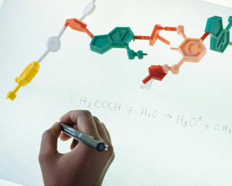 Chemie zachraňuje i ničí, ale přítomná je vždycky