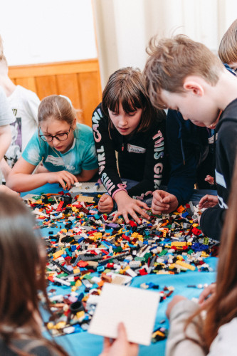 Pomoz opylovačům / průchozí LEGO workshop