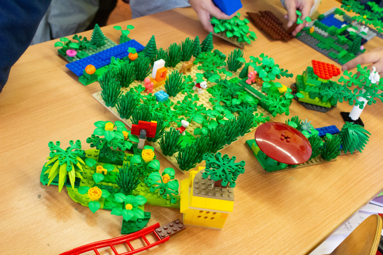 Pomoz opylovačům / průchozí LEGO workshop