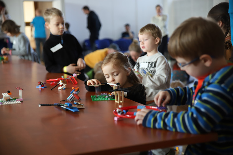 Pomoz opylovačům / průchozí LEGO workshop