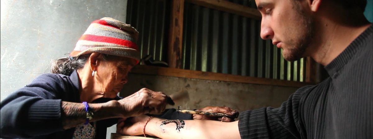 Žena s tetováním