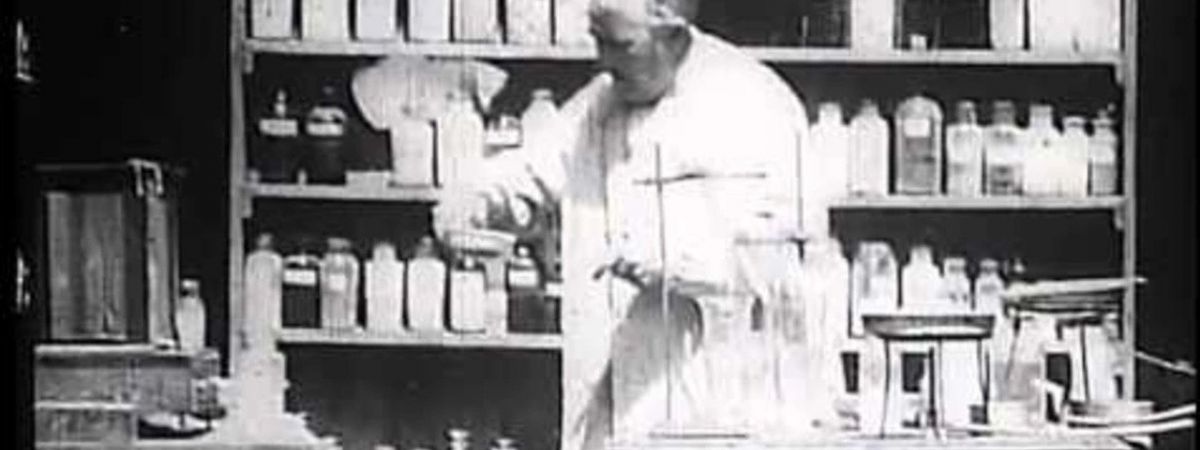 Pan Edison při práci ve své chemické laboratoři
