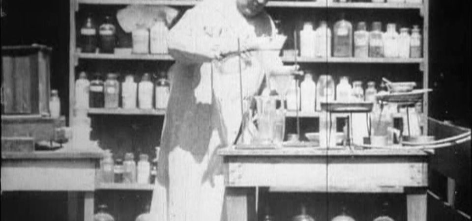 Pan Edison při práci ve své chemické laboratoři