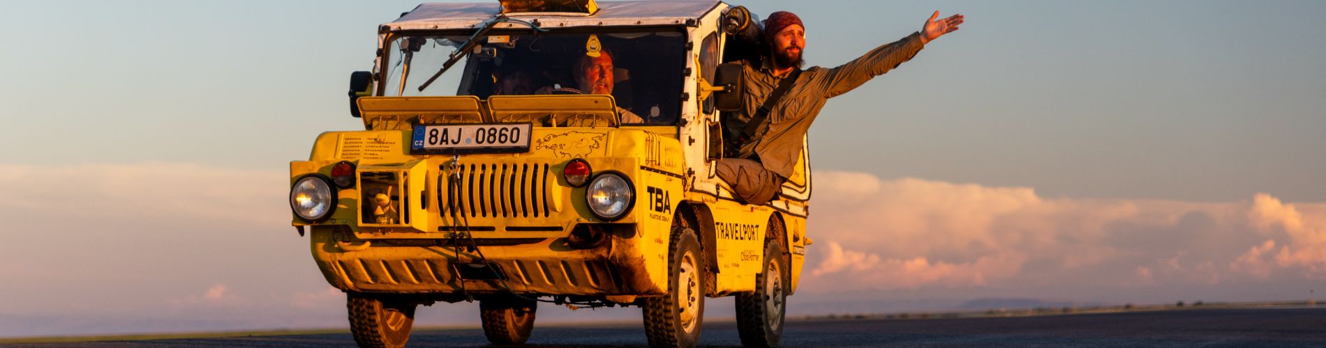 Žlutou žábou do země modrého nebe