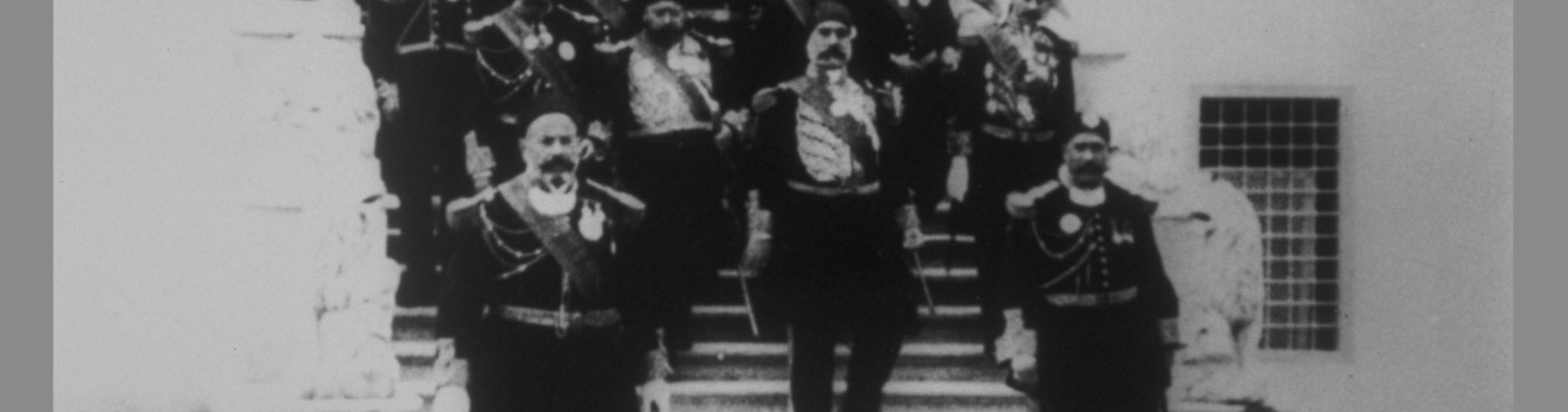 Tuniský bej se svou družinou sestupuje po schodišti paláce Bardo