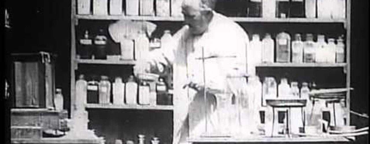 Pan Edison při práci ve své chemické laboratoři