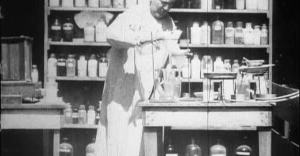 Pan Edison při práci ve své chemické laboratoři