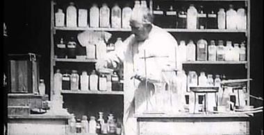 Pan Edison při práci ve své chemické laboratoři