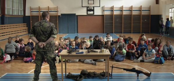 Český žurnál: Výchova k válce