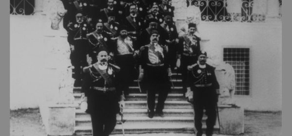Tuniský bej se svou družinou sestupuje po schodišti paláce Bardo
