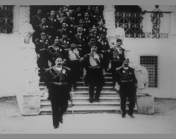 Tuniský bej se svou družinou sestupuje po schodišti paláce Bardo