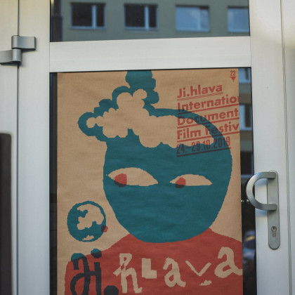 Kliknutím zvětšíte Komunismus a síť, aneb Konec zastupitelské demokracie | režie: Karel Vachek