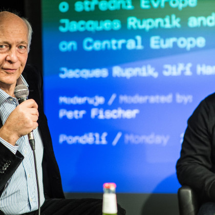 Kliknutím zvětšíte STŘEDNÍ EVROPA MEZI DVĚMA SVĚTY