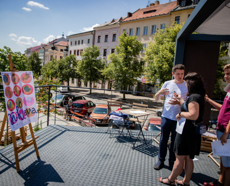 Kliknutím zvětšíte