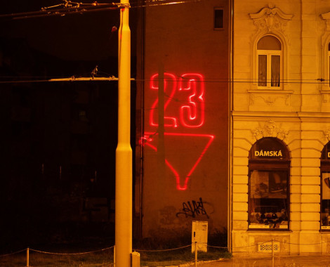 Kliknutím zvětšíte