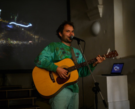 Kliknutím zvětšíte